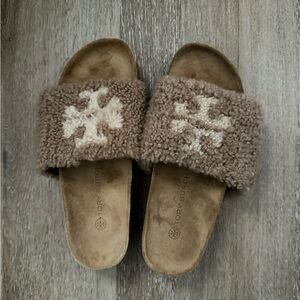 Tory Burch Double T Shearling Slides tan/beige